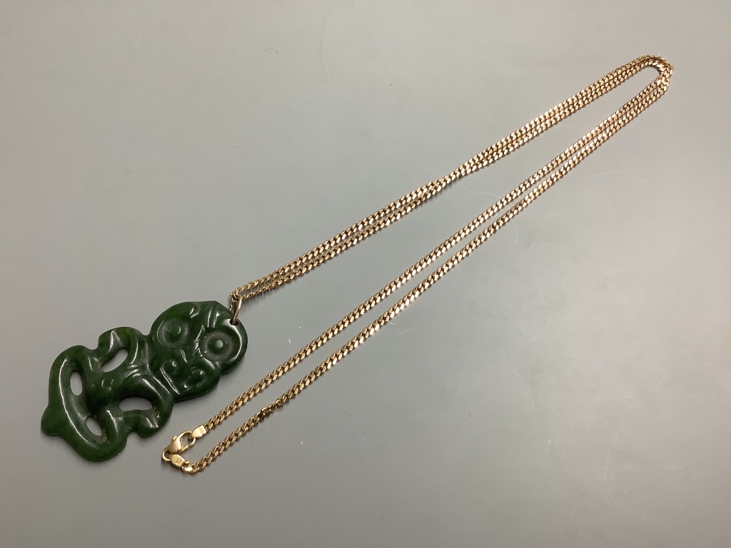 A Maori nephrite 'Hei-Tiki' pendant 6cm, on a 14k yellow metal flattened curb-link necklace 16.1. grams and a pair of fan shaped earrings